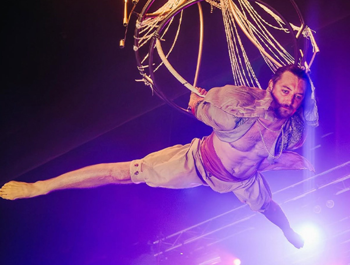 Streetlight dance performance by LUKE at D'Or Beach