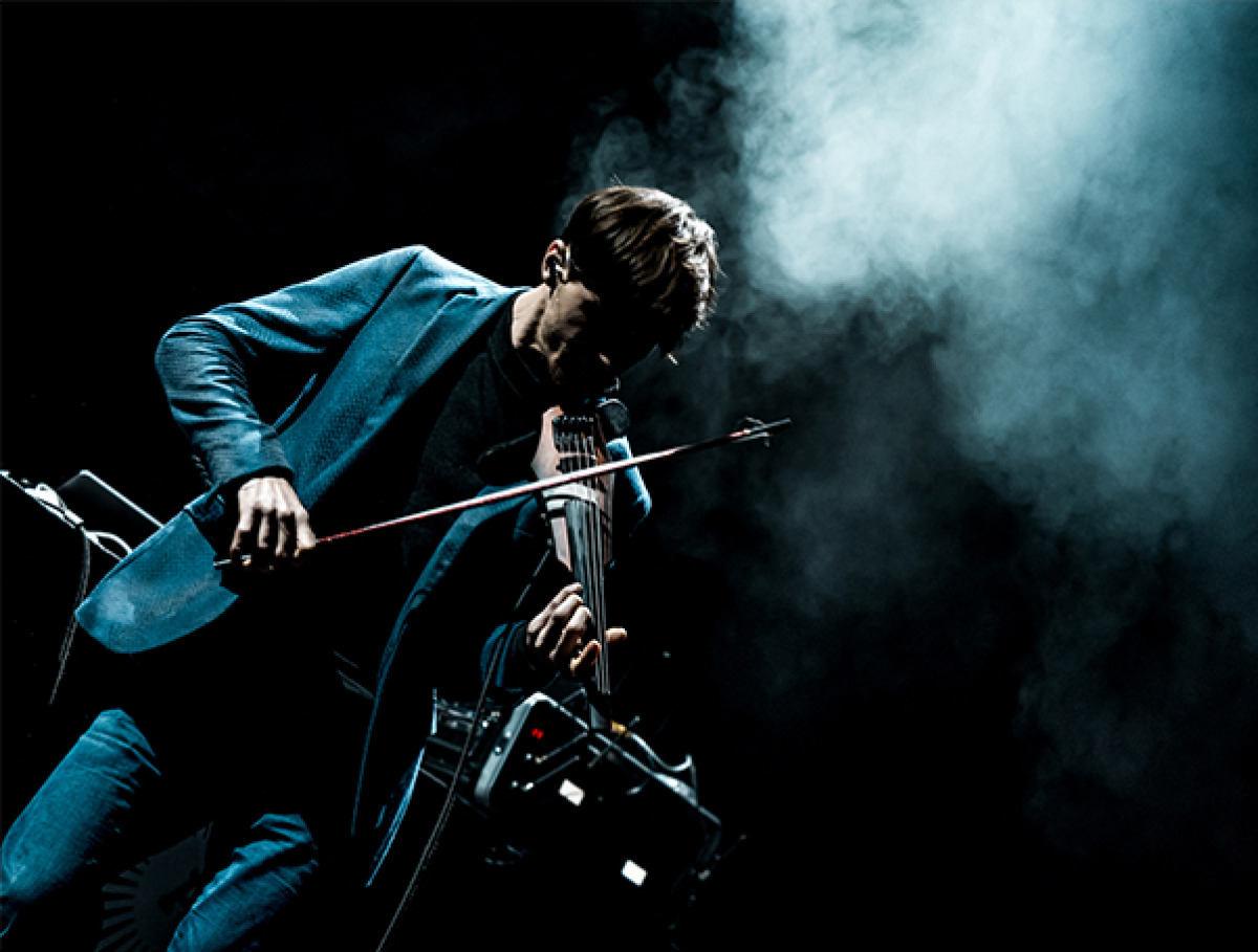 Electric violin performance by Svebor at D'Or Beach