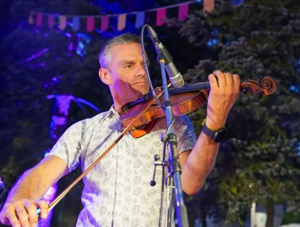 Violin performance by MIKI MALLORCA at D'Or Beach