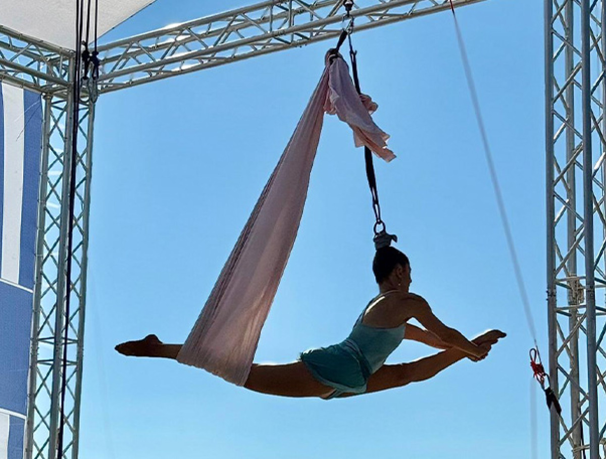 Hair hanging performance by GIANNA at D'Or Beach